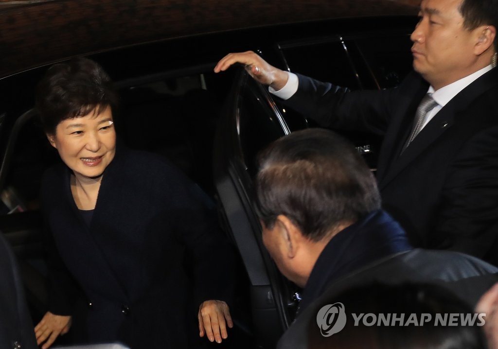 차량에서 내리는 박 전 대통령