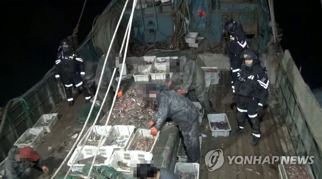 어획 물량 속였다 제주해경에 단속된 중국 어선