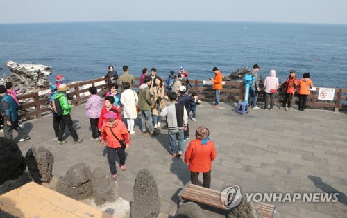 유커 붐비던 제주 용두암 내국인 차지