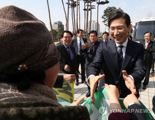 지지자와 악수하는 안희정