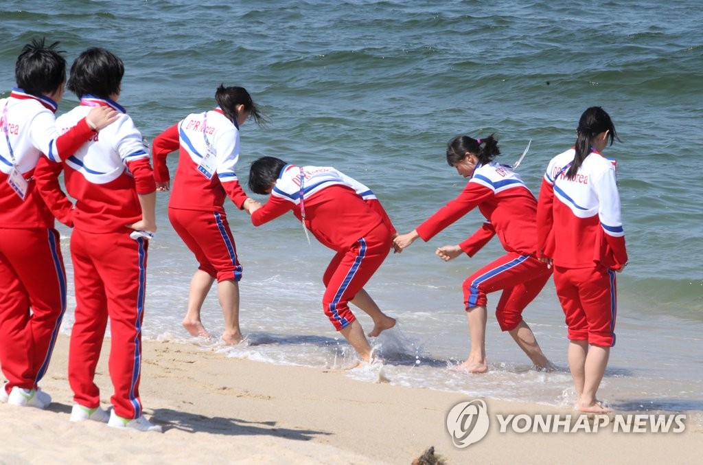 소녀 같은 북한 선수들
