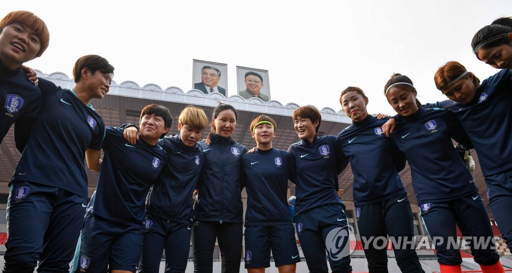 ４日、平壌でトレーニングする韓国のサッカー女子代表＝（聯合ニュース）
