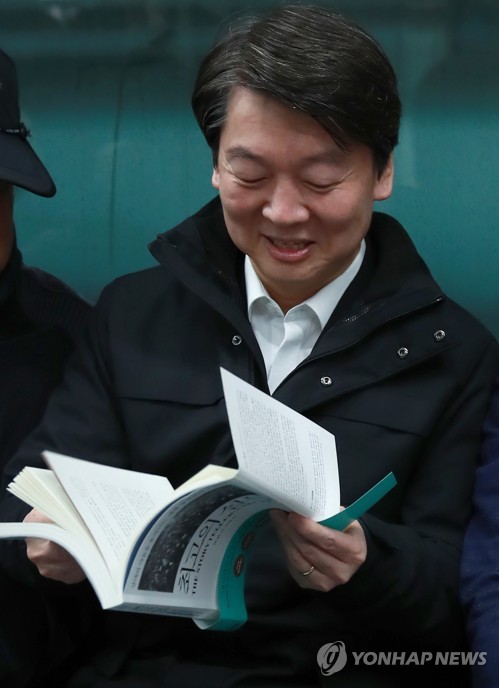안철수, 대선후보 첫 행보는 '새벽 지하철 탐방'(종합2보) - 3