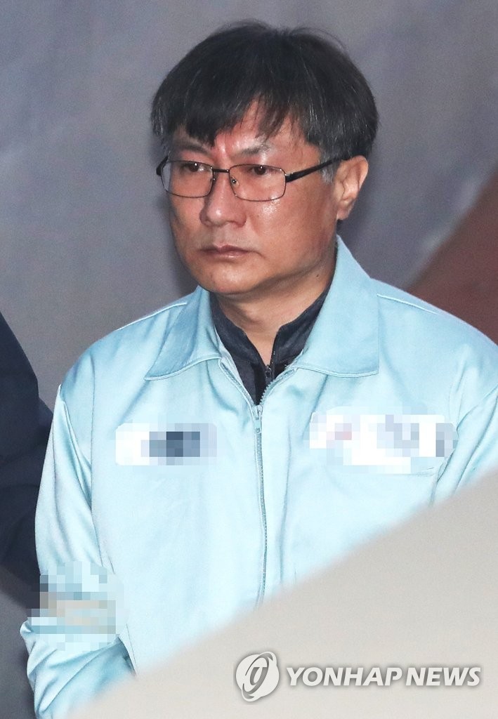 정관주, 무거운표정