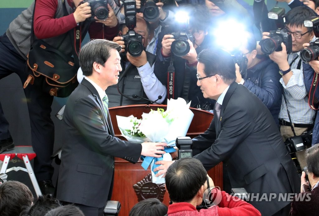 박지원 대표에게 꽃다발 받는 안철수