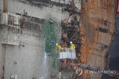 드러나는 초록색 갑판