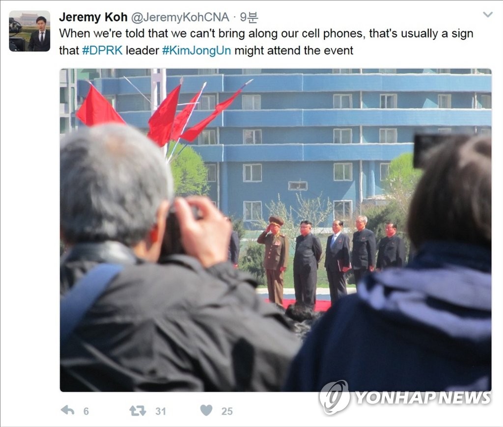 평양 여명거리에서 외신에 모습 드러낸 김정은