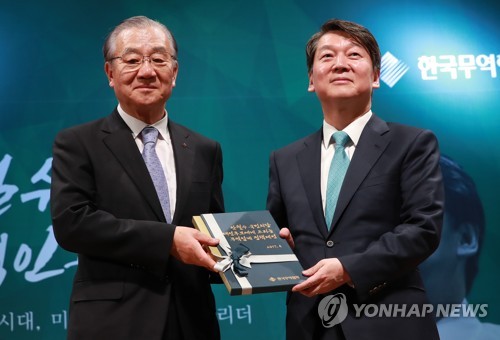 무역 정책 제안서 받는 안철수 후보