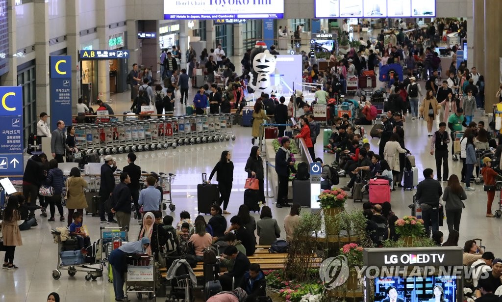 여행객으로 붐비는 인천공항 국제선