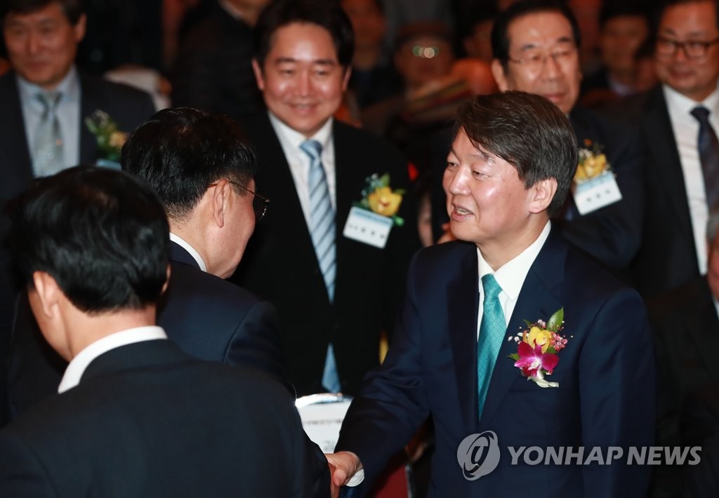 참석자와 인사하는 안철수 후보