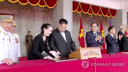 북한 김여정, 김정은 행사 직접 챙기는 모습 공개
