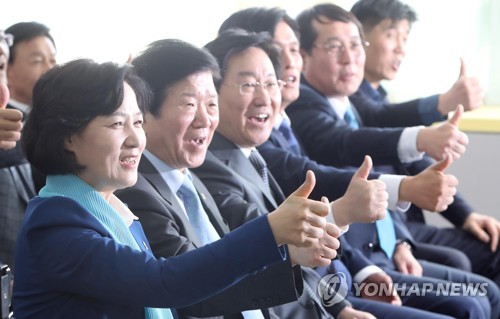 엄지 척 내민 추미애