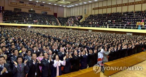 여명거리 살림집 이용 허가증 수여 모임 참가자들