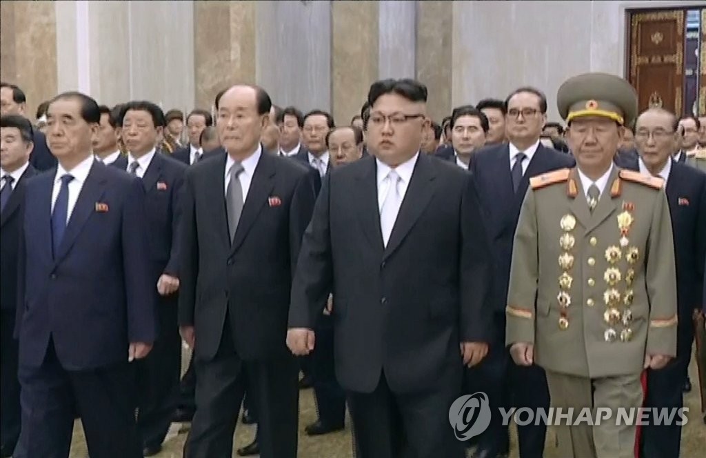 북한 김정은, 김일성 생일 맞아 금수산궁전 참배