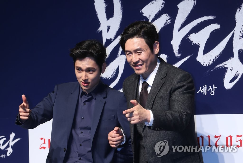 先月ソウルで開かれた「不汗党」の製作発表会でポーズを取る主演のイム・シワン（左）とソル・ギョング＝（聯合ニュース）