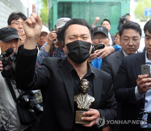 박정희 흉상 들고 소녀상 철거 외치는 남성