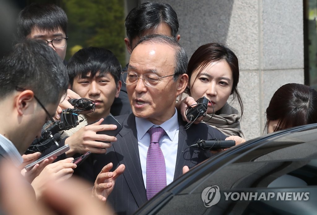 질문에 답하는 송민순