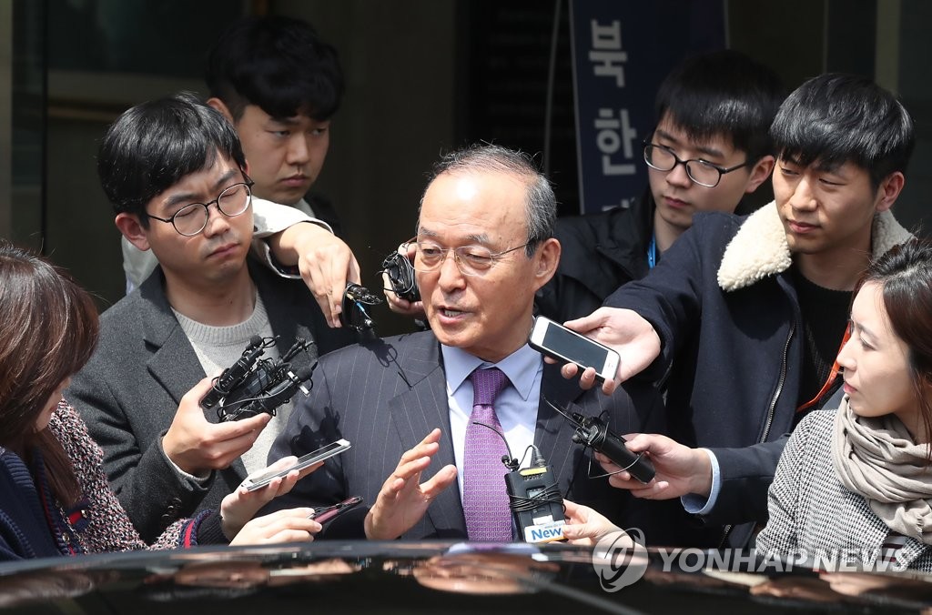 (서울=연합뉴스) 이상학 기자 = 송민순 북한대학원대학교 총장이 24일 서울 종로구 삼청동 북한대학원대학교에서 외부로 나가며 취재진의 질문에 답하고 있다. 한편 송 총장은 이날 오전 총장 사직서를 제출한 것으로 알려졌다. 2017.4.24leesh@yna.co.kr