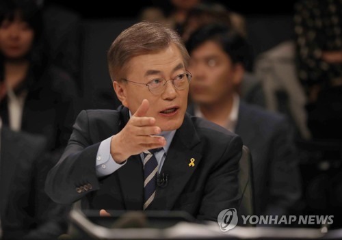 토론회 발언하는 문재인 후보