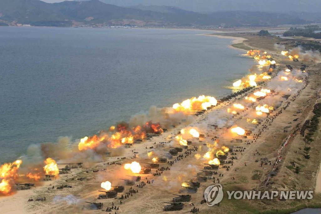 북한 "역대 최대규모 군종합동타격시위…김정은 참관"