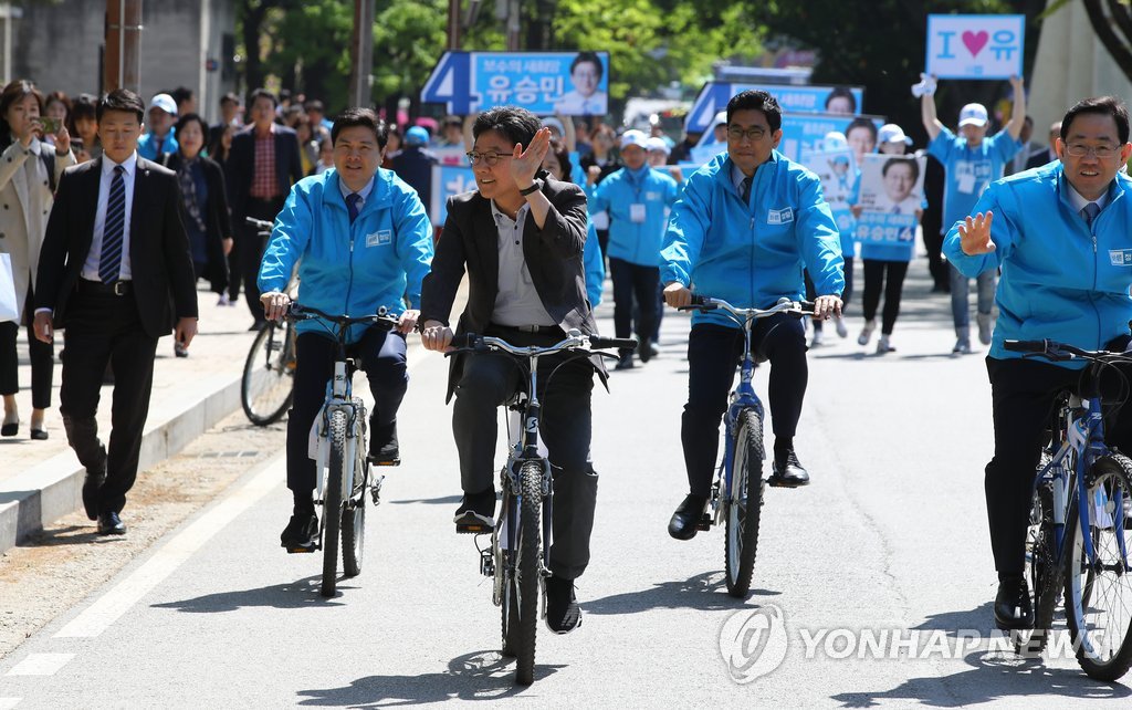 자전거 유세하는 유승민