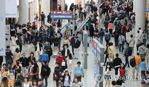 여행객 가득 인천공항 면세구역