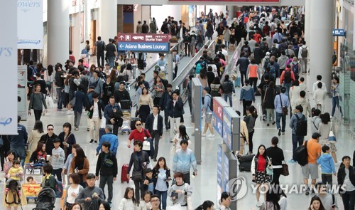 여행객 가득 인천공항 면세구역