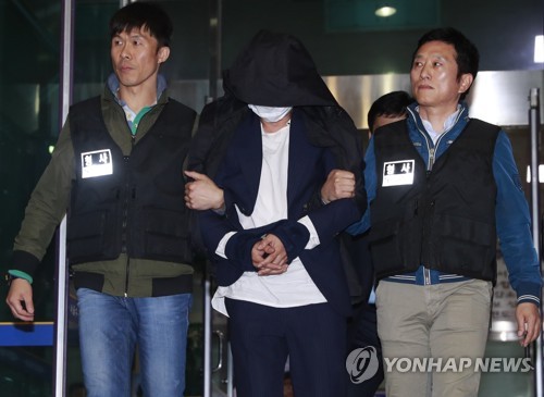 통영경찰서로 압송되는 40대 여성 살해 용의자