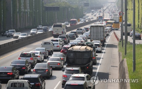고속도로를 가득 채운 차량