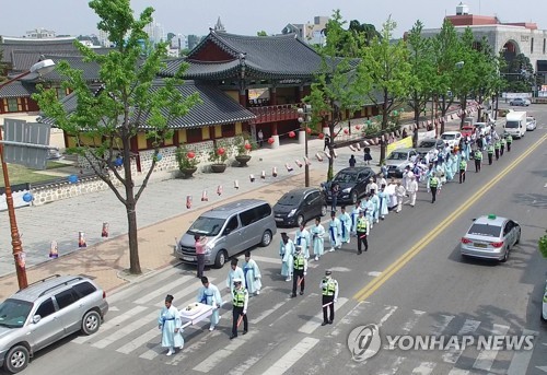 강릉단오제 신주 빚기 제관 행렬