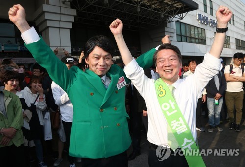 지지 호소하는 안철수와 안찰스