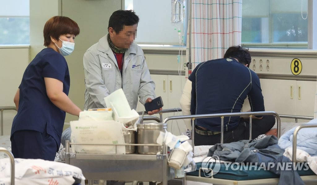 치료 받는 삼성중공업 크레인 전도 사고 부상자