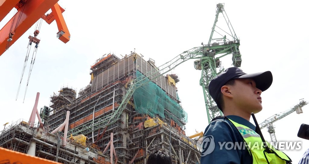 엿가락처럼 휜 크레인
