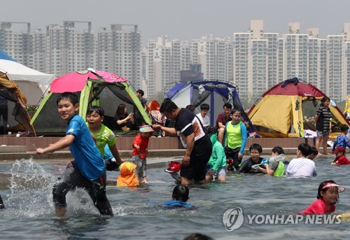 초여름 더위도 잊은 채..