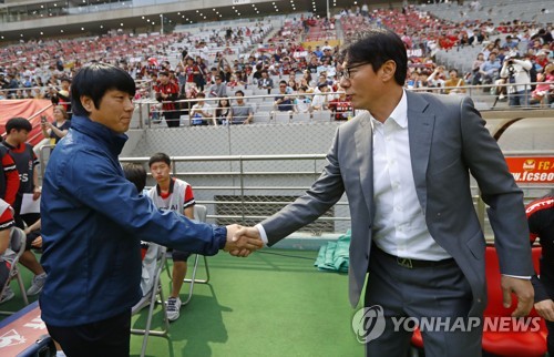 악수하는 황선홍과 노상래 감독