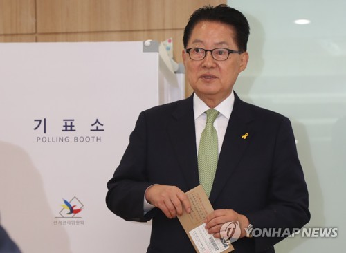 투표하는 박지원 위원장