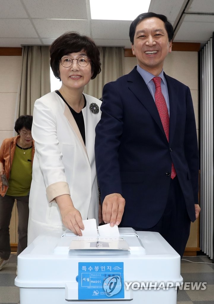 사전투표하는 김기현 울산시장 부부