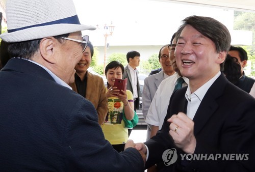 어르신들과 인사하는 안철수 대선후보