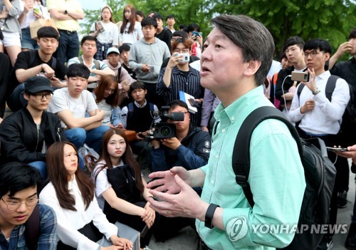 경북대 학생들과 이야기 나누는 안철수