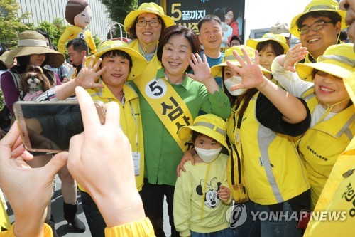 지지자와 기념촬영하는 심상정