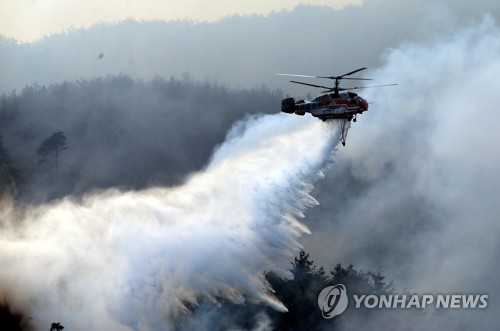 산불과 사투하는 진화헬기