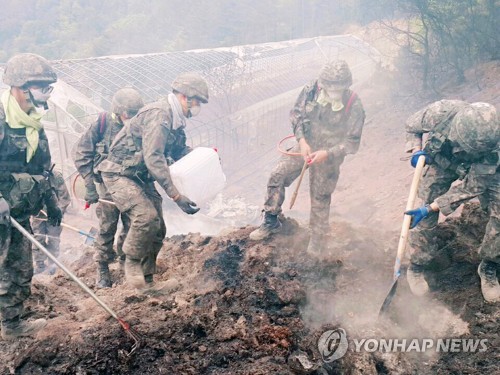 전쟁터를 방불케 하는 삼척산불 진화작업