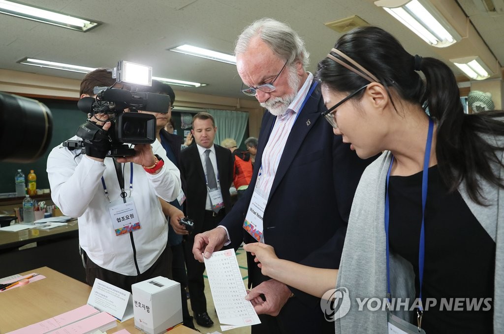 대선 투표 참관하는 외국 선거관계자 (서울=연합뉴스)
