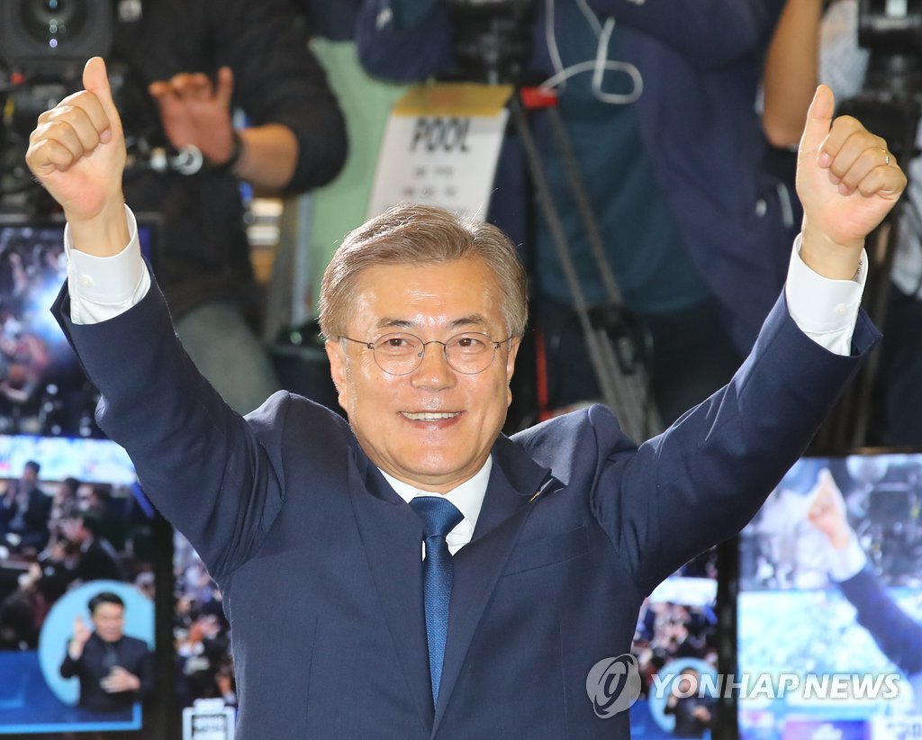 엄지손가락 치켜세우고 인사하는 문재인