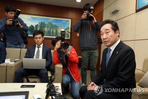용산역에서 기자회견하는 이낙연 전남지사