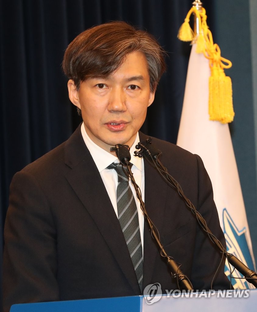조국 청와대 민정수석비서관이 2017년 5월 11일 청와대 춘추관 대브리핑실에서 취재진의 질문에 답변하고 있다.