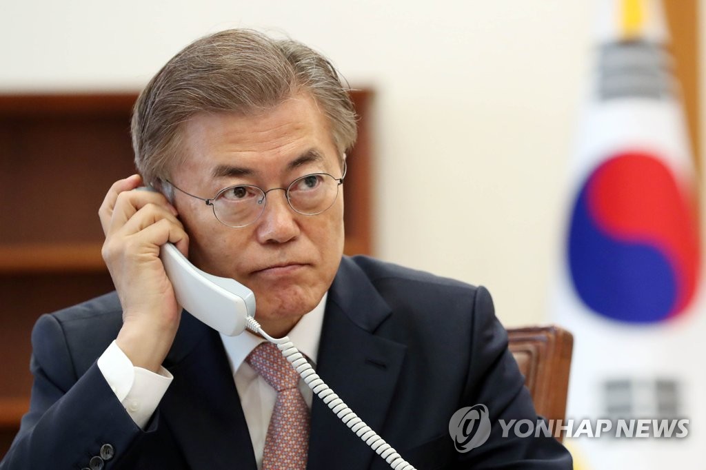 Moon Jae-in conversa con su homólogo chino Moon Jae-in conversa con su homólogo chino