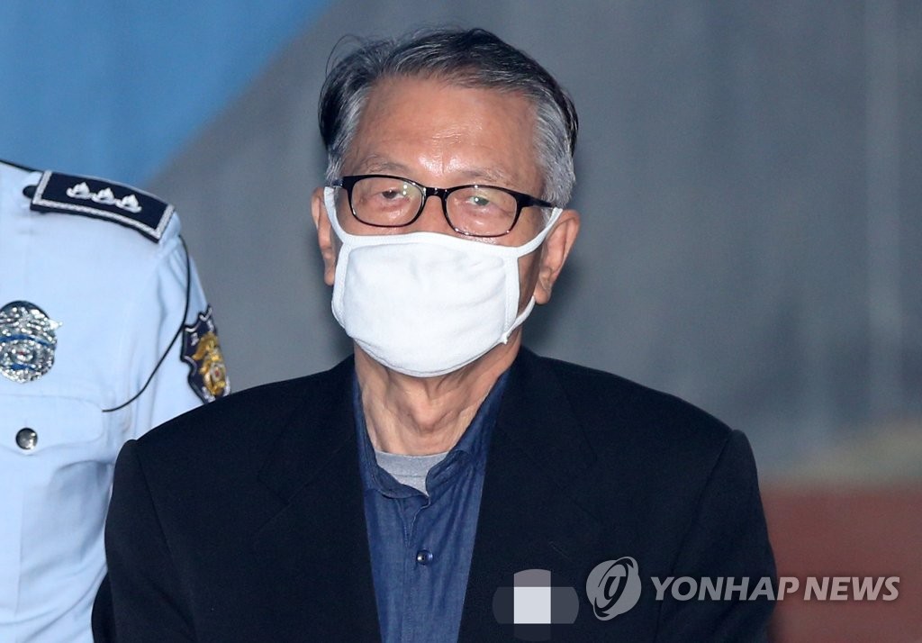 법정 향하는 김기춘