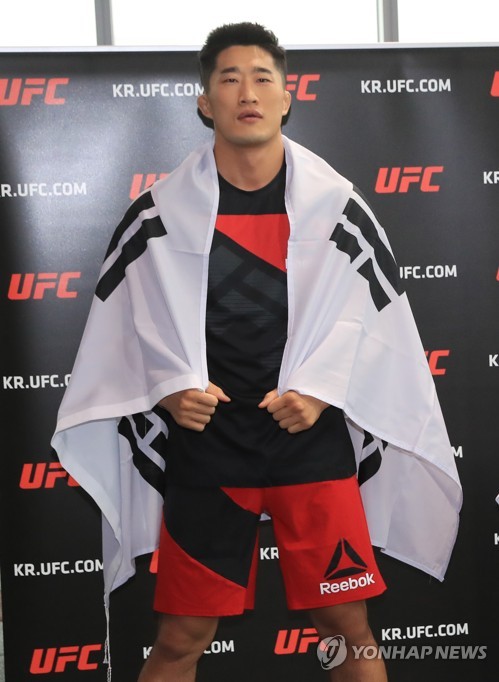 포즈 취하는 김동현