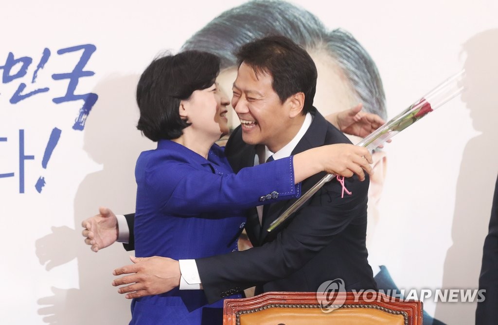 꽃 들고 찾아온 임종석